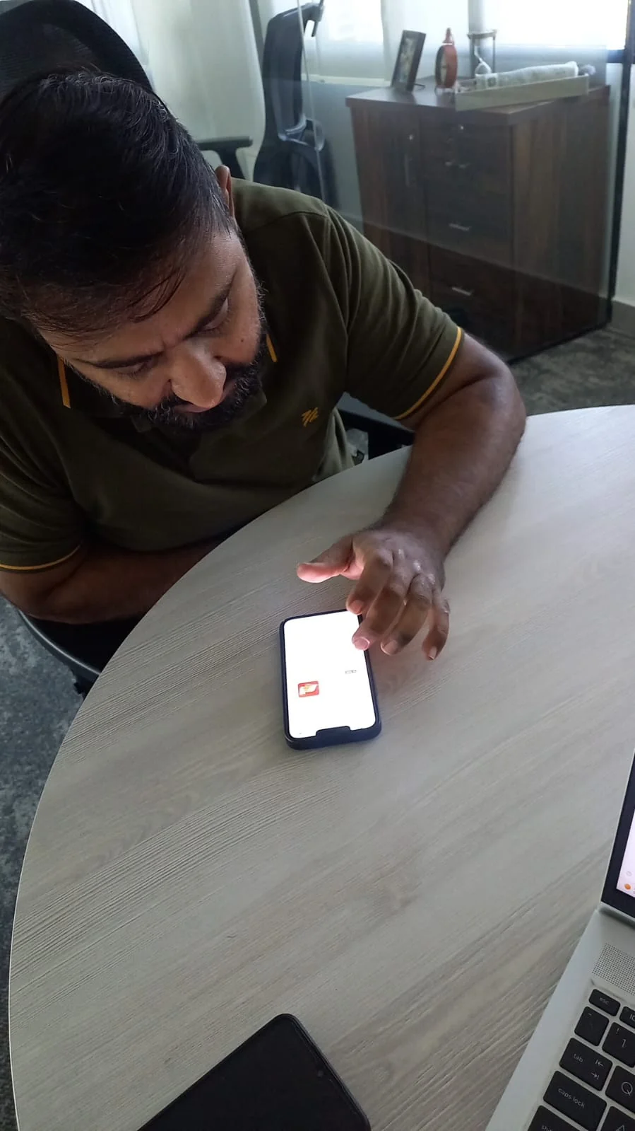 Golootlo usability testing: participant using the app during a session